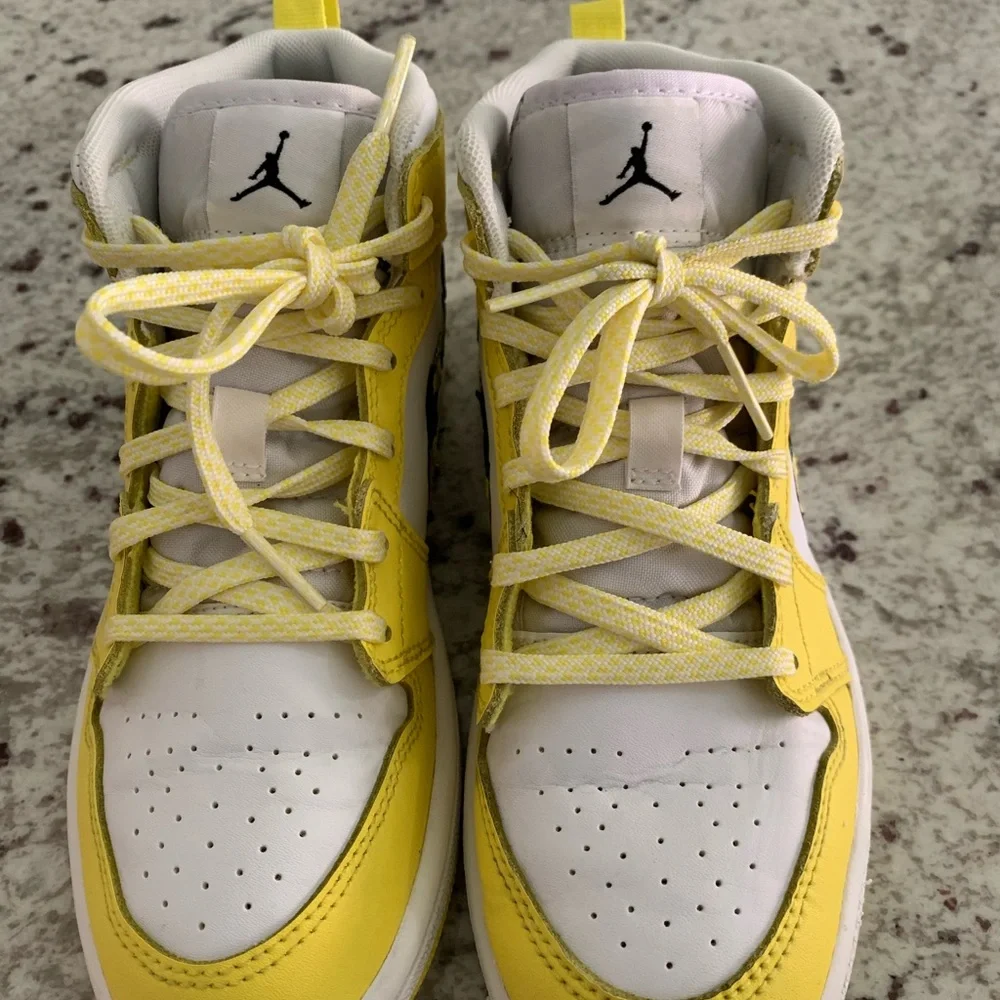 Nike‎ Air Jordan 1 Mid SE TD Rose Patch Dynamic Yellow Size 1 Authentic